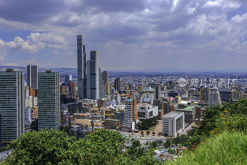 Bogotá，哥伦比亚- BD的高角度视角Bacatá在首都安第斯山脉的更高海拔上看到的大的，现代的安第斯首都。